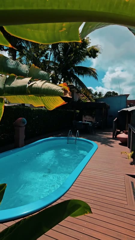 Piscina da Pousada Mar Aberto cercada por vegetação tropical