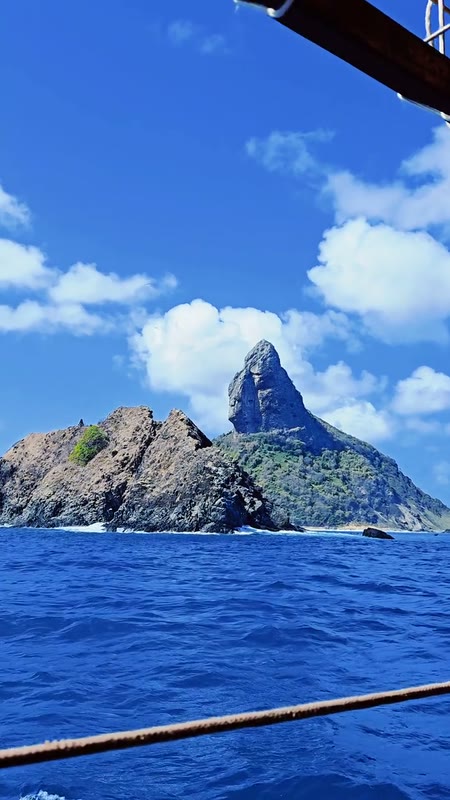 Morro do Pico visto do mar em Fernando de Noronha